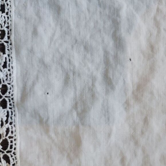 Vintage Filet Lace Off White Small Tablecloth / Table Cover 40" x 40" rose - Picture 9 of 9